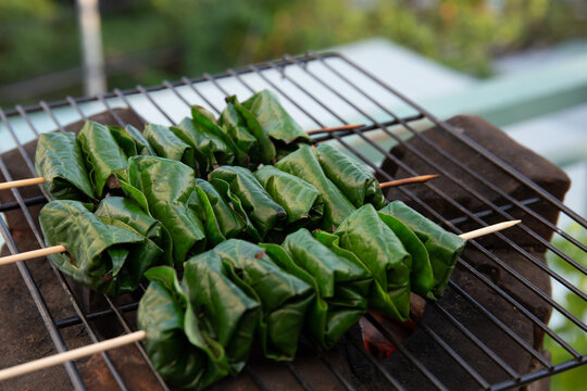 grilled minced beef wrapped in betel leaf, vietnamese cuisine, thit bo nuong la lot
