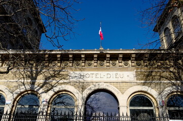 Fototapeta na wymiar Façade de l'Hôtel-Dieu de Paris. 