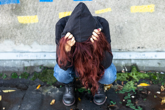 Sesja ilustracyjna z dziewczyna w dżinsach i glanach