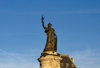 Fototapeta premium Statue de la République tenant un rameau d'olivier. Place de la République. Paris. France. Ciel bleu.