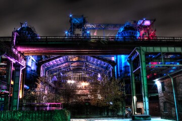 Fototapeta premium Surreale Nachtaufnahmen Industriebauwerke