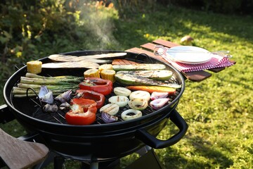 Obraz premium Delicious grilled vegetables on barbecue grill outdoors
