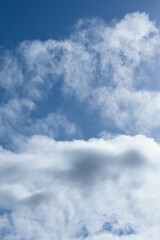 Obraz premium Fondo natural con cielo de color azul intenso y varias nubes de formas aleatorias en tonos blancos