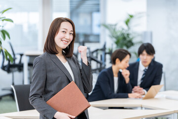 オフィスで働くビジネスマン