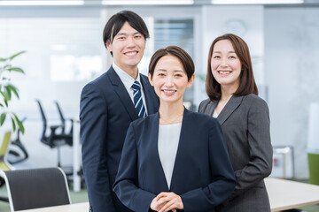 オフィスで働くビジネスマン