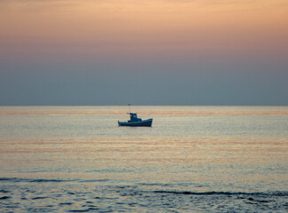 Naklejka premium alba sul mare di Marzamemi