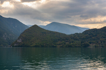 Obraz premium Lake Perucac and Tara mountain with amazing sky at sunset