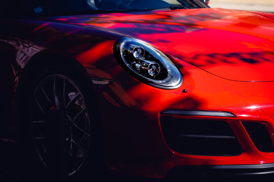 Luz de um carro desportivo vermelho &agrave; sombra