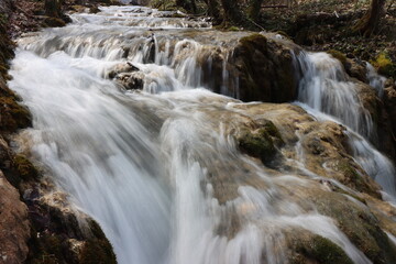 Fototapeta premium Wasserfall an den Plitvicer Seen, Kroatien