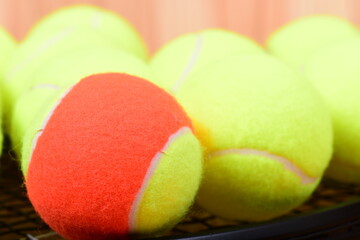 集めたテニスボール