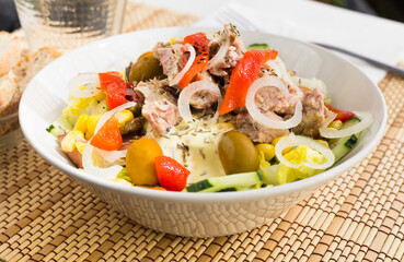 mediterranean vegetable salad with tuna