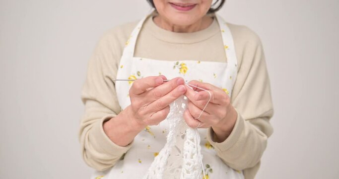 かぎ編みを縫う素敵な高齢者様子　顔無し