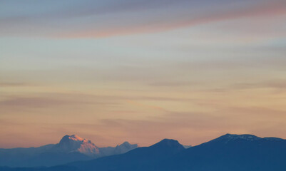 Tramonto arancio sopra le montagne degli Appennini