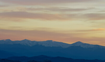 Fototapeta na wymiar Tramonto arancio sopra le montagne degli Appennini