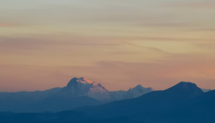 Fototapeta na wymiar Tramonto arancio sopra le montagne degli Appennini