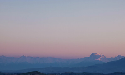 Monti Appennini in un roseo tramonto