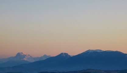 Tramonto arancio sopra le montagne degli Appennini