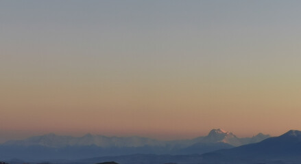 Tramonto arancio sopra le montagne degli Appennini