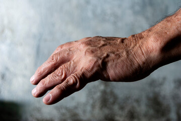 Fototapeta premium Older man's hands, anatomical detail, skin texture, expression and manual language, working man's hand.