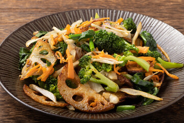香味野菜サラダ(蓮根　ごぼう　にんじん　ブロッコリー)