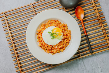 Kimchibokkeumbap, Korean Kimchi Fried Rice : Rice fried with finely chopped kimchi. Beef, pork, onions, green onions, and other vegetables may be added according to taste.