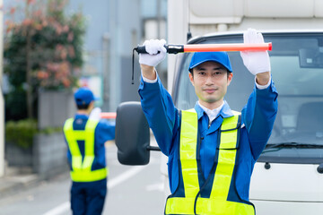 交通誘導する警備員