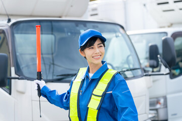 車両を誘導する警備員