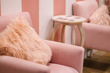 sillones rosados con cojines 