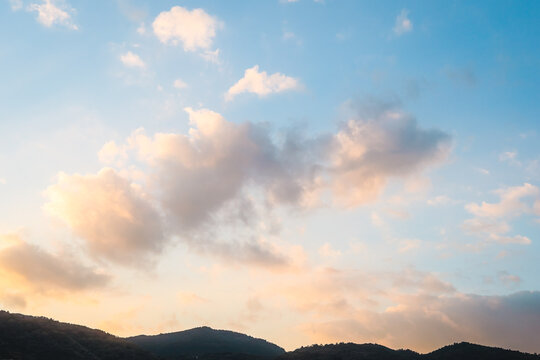 山と夕焼けの空・コピースペース