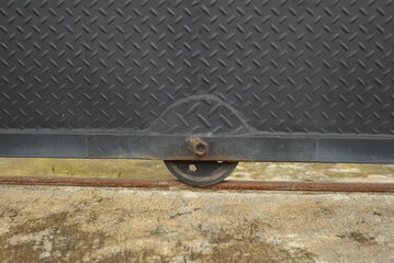 Close-up van een ijzeren hek met een wiel