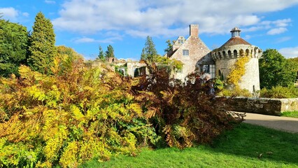 Fototapeta na wymiar Autumn in Scotney Castle ruins