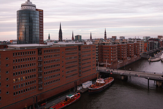 Hamburg - 16.Juni 2022: Hamburger Hafen bei Abenddämmerung