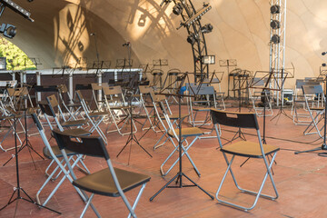 An empty stage before the orchestra performance