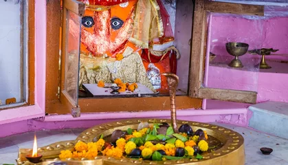 Fotobehang Historisch gebouw Flowers worshiping the Hindu Shiva god