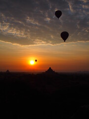 Levé de soleil depuis une Stupa à Bagan en Birmanie