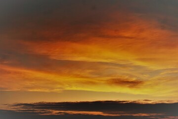 Fototapeta na wymiar Himmel Panorama mit rot-gold-braunem Sonnenaufgang am frühen Morgen im Herbst