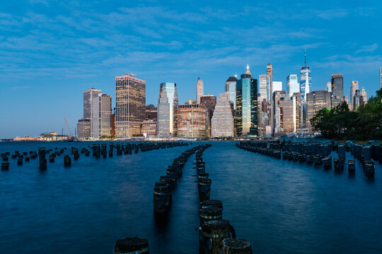 Fototapeta City skyline of New York seen from Brooklyn Bridge Park
