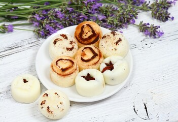 Solid sugar scrub bars as perfect homemade Christmas gift. Peeling made from granulated sugar, shea butter and coconut oil, decorated with cinnamon, star anise and lavender.