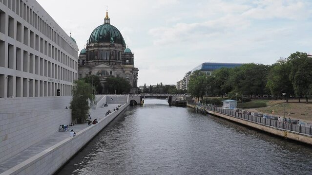 Video auf den Berliner Dom, gr&ouml;&szlig;te evangelische Kirche Deutschlands, entlang der Spree, mit Blick am Humboldt promenade und Karl Liebknecht -Br&uuml;cke vor dem gr&uuml;ner Lustgarten