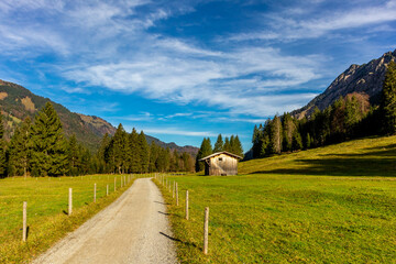 Kleine Herbstwanderung durch die schöne Landschaft im Allgäu bei Oberstdorf - Bayern - Deutschland