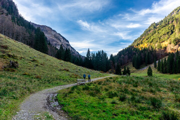Kleine Herbstwanderung durch die schöne Landschaft im Allgäu bei Oberstdorf - Bayern - Deutschland