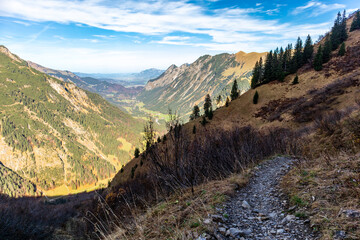 Kleine Herbstwanderung durch die schöne Landschaft im Allgäu bei Oberstdorf - Bayern - Deutschland