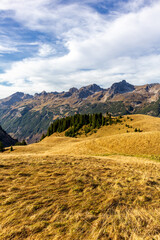 Kleine Herbstwanderung durch die schöne Landschaft im Allgäu bei Oberstdorf - Bayern - Deutschland