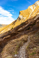 Kleine Herbstwanderung durch die schöne Landschaft im Allgäu bei Oberstdorf - Bayern - Deutschland