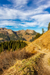 Kleine Herbstwanderung durch die schöne Landschaft im Allgäu bei Oberstdorf - Bayern - Deutschland
