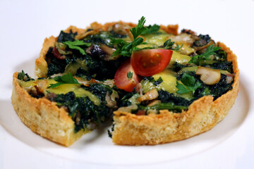 Kish loren with mushrooms, tomatoes and cheese. Baked Lauren quiche with bacon. Pie with cheese filling and tomatoes. Open Shortbread Pie Quiche Loren. The concept of French cuisine.