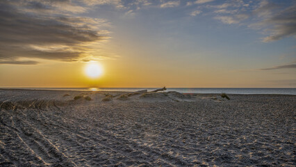 Coucher  de soleil sur les dunes et les plages de sable en bord de mer en Camargue dans le Sud de la France