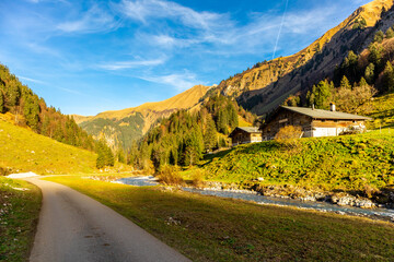 Kleine Herbstwanderung durch die schöne Landschaft im Allgäu bei Oberstdorf - Bayern - Deutschland