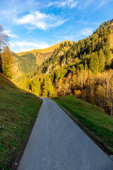 Kleine Herbstwanderung durch die schöne Landschaft im Allgäu bei Oberstdorf - Bayern - Deutschland