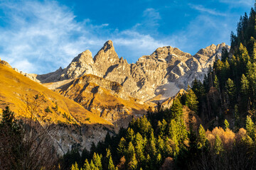 Kleine Herbstwanderung durch die schöne Landschaft im Allgäu bei Oberstdorf - Bayern - Deutschland